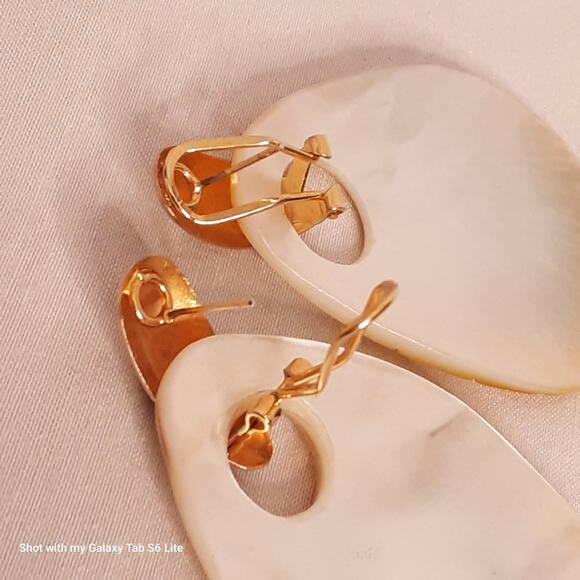 Two Earrings In One Small Gold Tone Huggies Holding Large MOP Shells - Picture 9 of 12